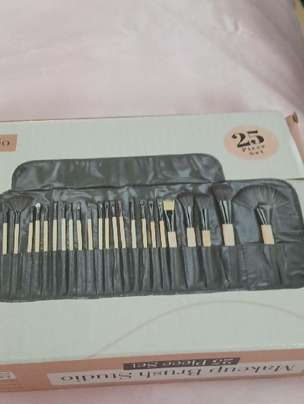 25-Piece Brush Set in Black & Beige